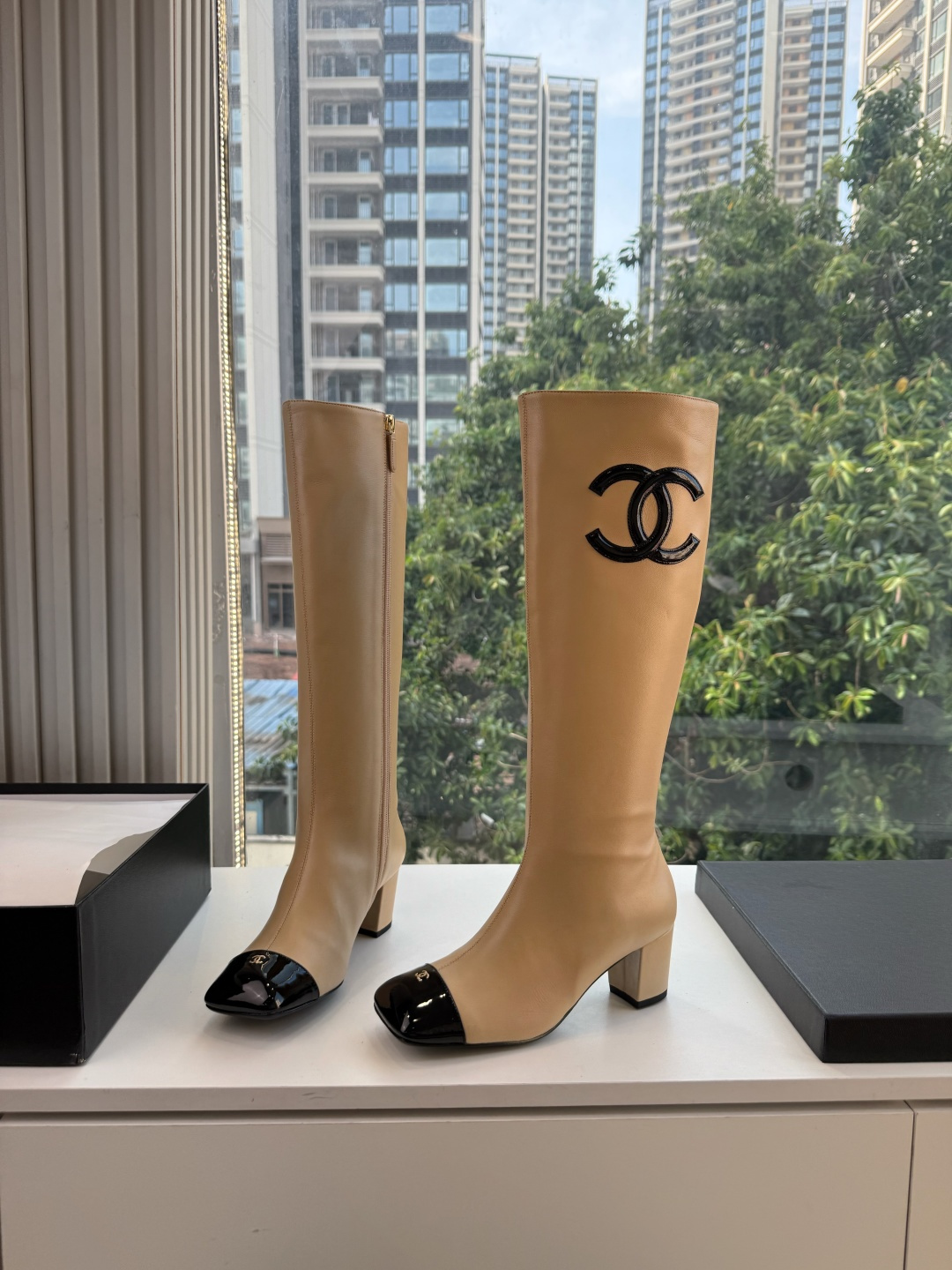 G238所得CHANE*｜小香新品 在米兰时尚的T台上 亮相便艳惊四座 成功晋升为潮流人士的梦中情靴 。 经典的双C标志