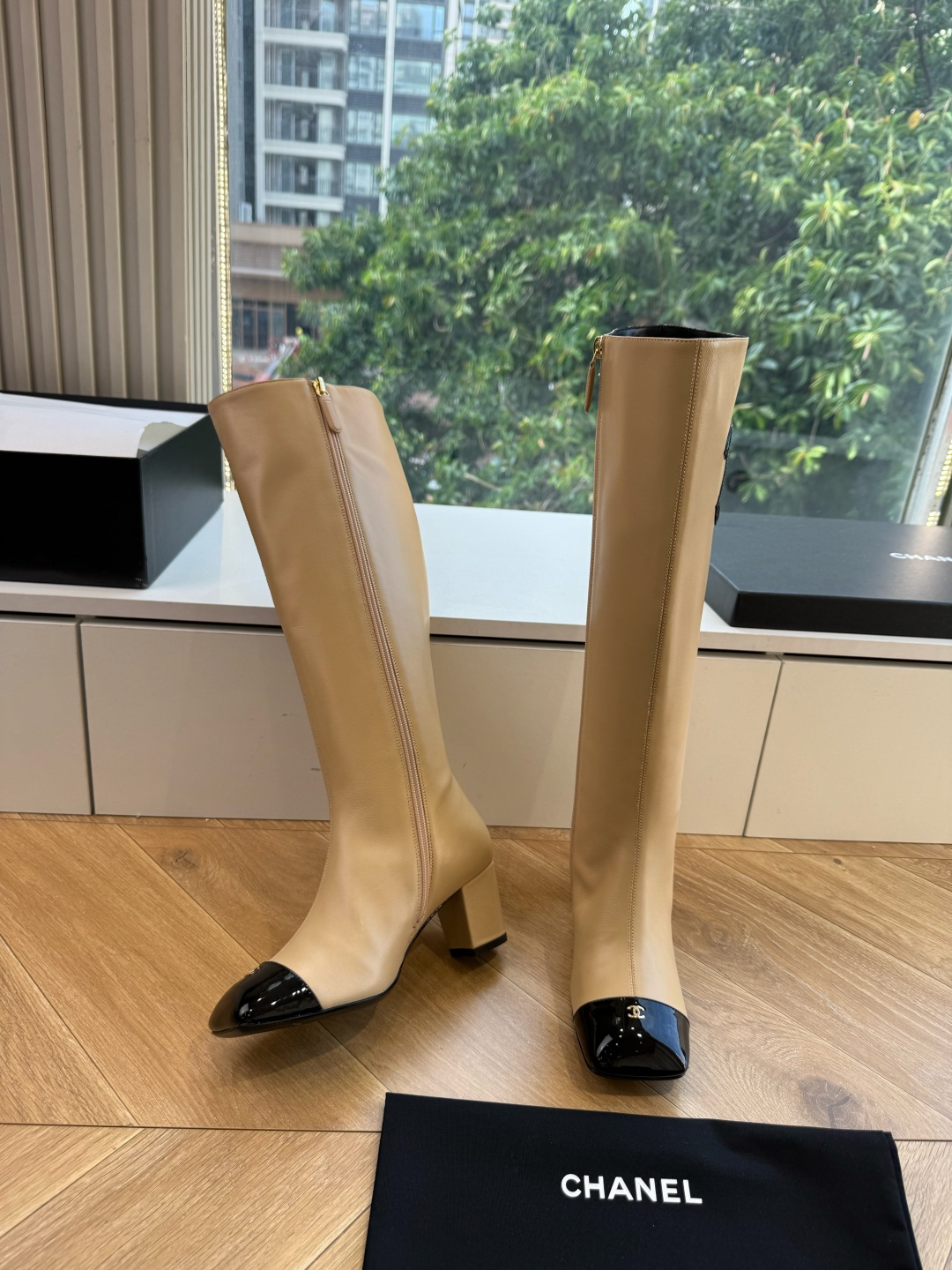 G238所得CHANE*｜小香新品 在米兰时尚的T台上 亮相便艳惊四座 成功晋升为潮流人士的梦中情靴 。 经典的双C标志