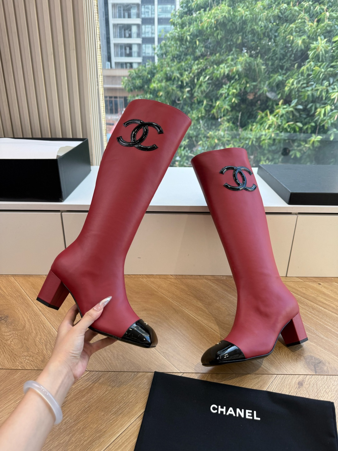 G238所得CHANE*｜小香新品 在米兰时尚的T台上 亮相便艳惊四座 成功晋升为潮流人士的梦中情靴 。 经典的双C标志