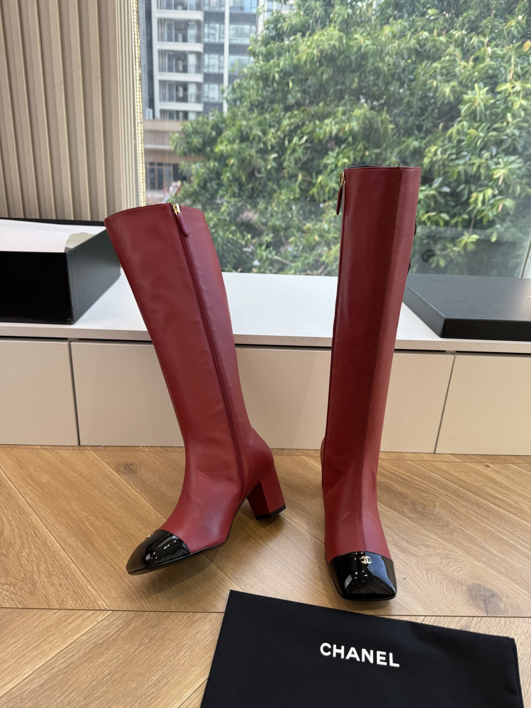 G238所得CHANE*｜小香新品 在米兰时尚的T台上 亮相便艳惊四座 成功晋升为潮流人士的梦中情靴 。 经典的双C标志