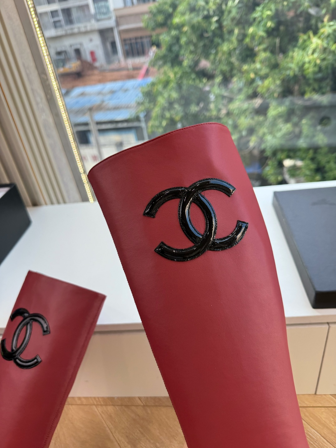 G238所得CHANE*｜小香新品 在米兰时尚的T台上 亮相便艳惊四座 成功晋升为潮流人士的梦中情靴 。 经典的双C标志