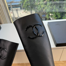 G238所得CHANE*|小香新品 在米兰时尚的T台上 亮相便艳惊四座 成功晋升为潮流人士的梦中情靴 。 经典的双C标志 G238所得CHANE*|小香新品 在米兰时尚的T台上 亮相便艳惊四座 成功晋升为潮流人士的梦中情靴 。 经典的双C标志