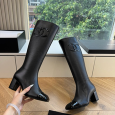 G238所得CHANE*|小香新品 在米兰时尚的T台上 亮相便艳惊四座 成功晋升为潮流人士的梦中情靴 。 经典的双C标志 G238所得CHANE*|小香新品 在米兰时尚的T台上 亮相便艳惊四座 成功晋升为潮流人士的梦中情靴 。 经典的双C标志