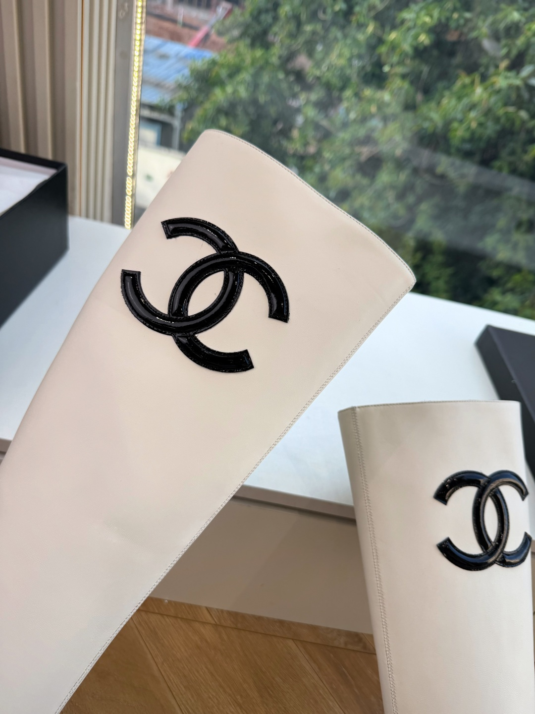G238所得CHANE*｜小香新品 在米兰时尚的T台上 亮相便艳惊四座 成功晋升为潮流人士的梦中情靴 。 经典的双C标志