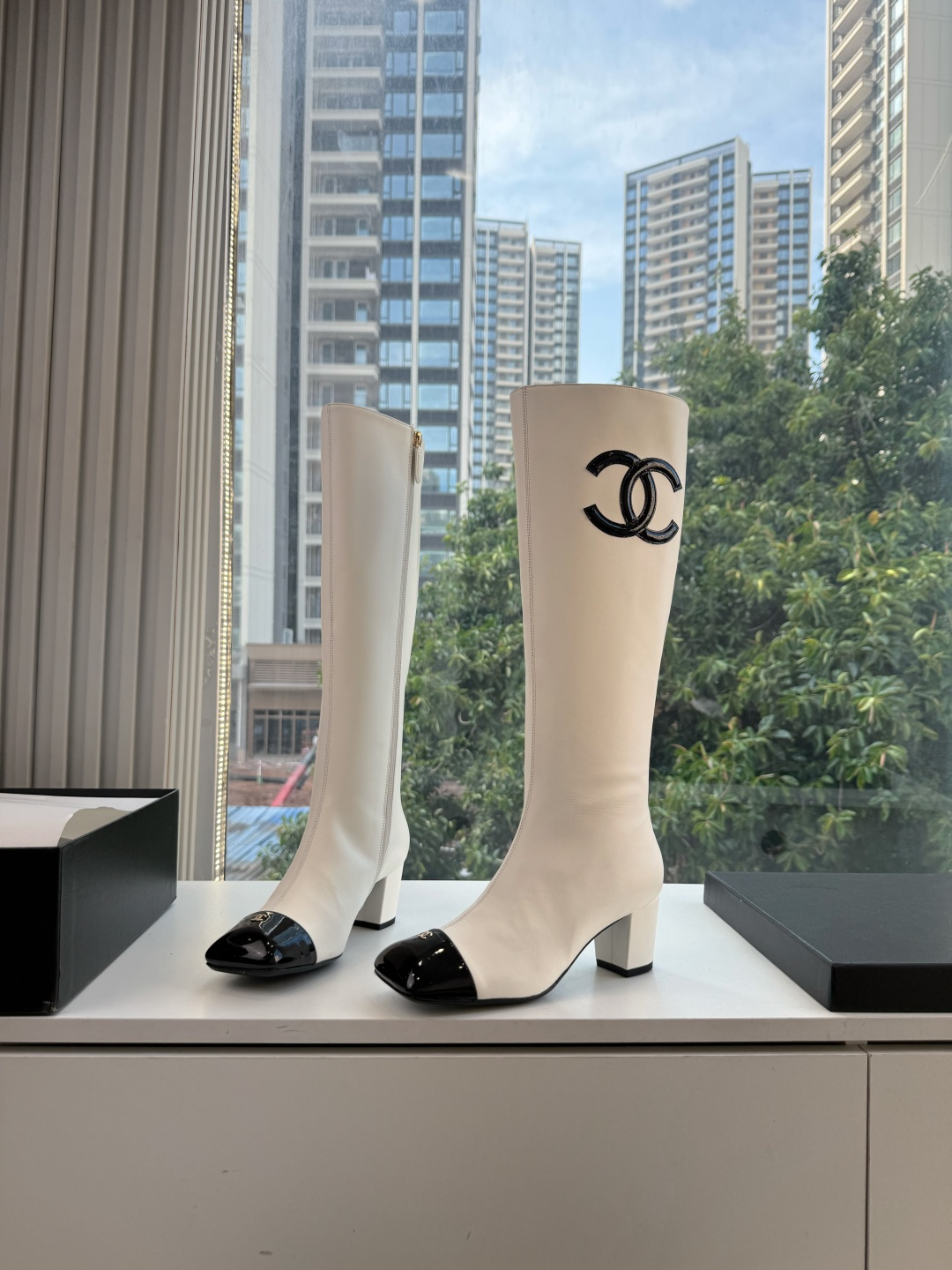 G238所得CHANE*｜小香新品 在米兰时尚的T台上 亮相便艳惊四座 成功晋升为潮流人士的梦中情靴 。 经典的双C标志