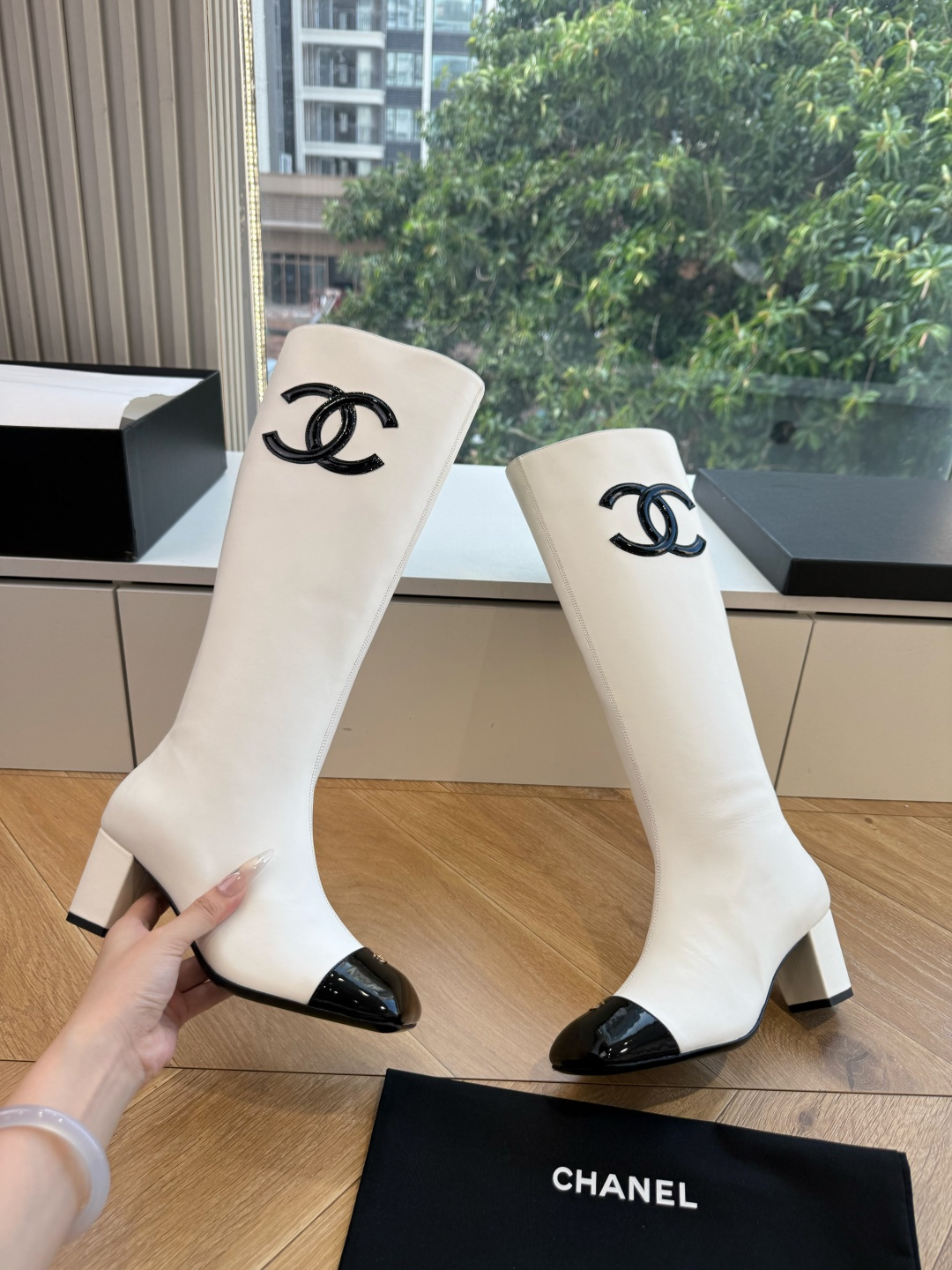 G238所得CHANE*｜小香新品 在米兰时尚的T台上 亮相便艳惊四座 成功晋升为潮流人士的梦中情靴 。 经典的双C标志
