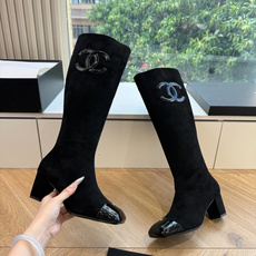 G238所得CHANE*|小香新品 在米兰时尚的T台上 亮相便艳惊四座 成功晋升为潮流人士的梦中情靴 。 经典的双C标志 G238所得CHANE*|小香新品 在米兰时尚的T台上 亮相便艳惊四座 成功晋升为潮流人士的梦中情靴 。 经典的双C标志