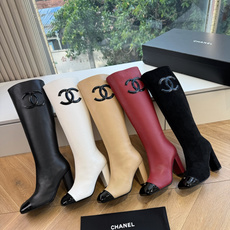 G238所得CHANE*|小香新品 在米兰时尚的T台上 亮相便艳惊四座 成功晋升为潮流人士的梦中情靴 。 经典的双C标志 G238所得CHANE*|小香新品 在米兰时尚的T台上 亮相便艳惊四座 成功晋升为潮流人士的梦中情靴 。 经典的双C标志