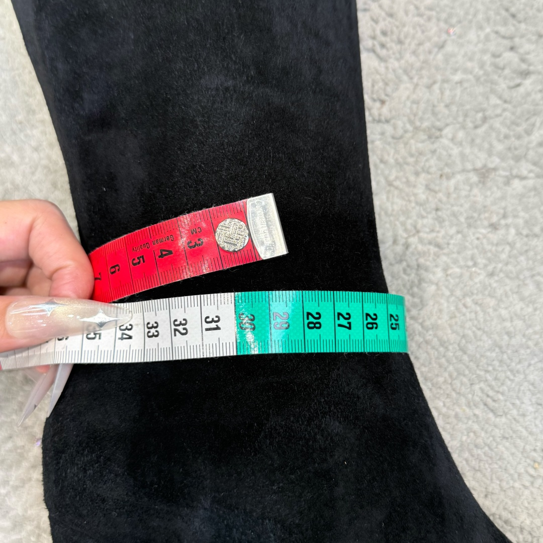G238所得CHANE*｜小香新品 在米兰时尚的T台上 亮相便艳惊四座 成功晋升为潮流人士的梦中情靴 。 经典的双C标志