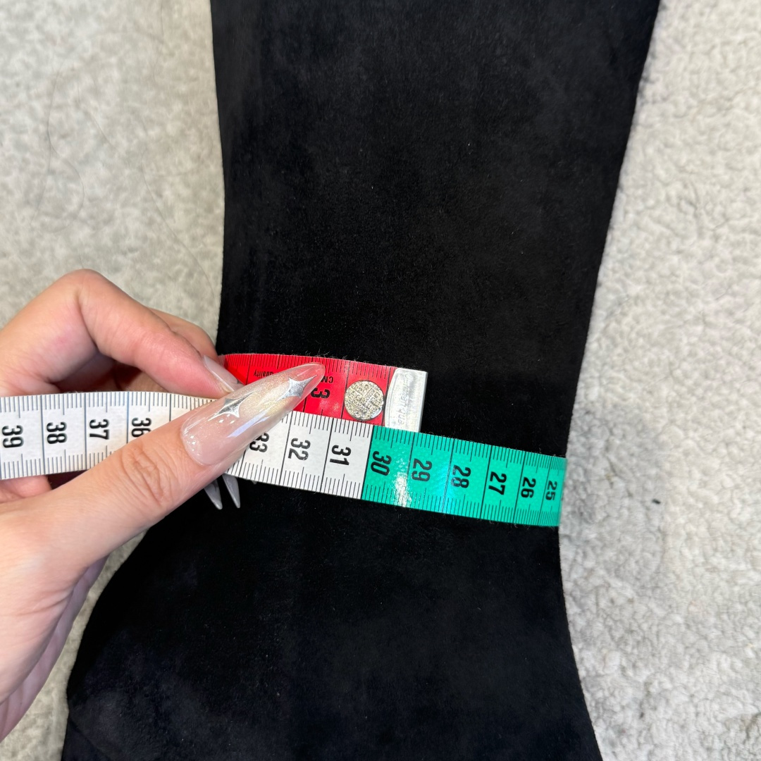 G238所得CHANE*｜小香新品 在米兰时尚的T台上 亮相便艳惊四座 成功晋升为潮流人士的梦中情靴 。 经典的双C标志