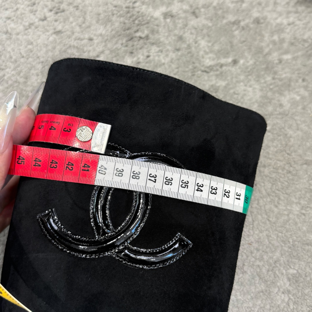 G238所得CHANE*｜小香新品 在米兰时尚的T台上 亮相便艳惊四座 成功晋升为潮流人士的梦中情靴 。 经典的双C标志