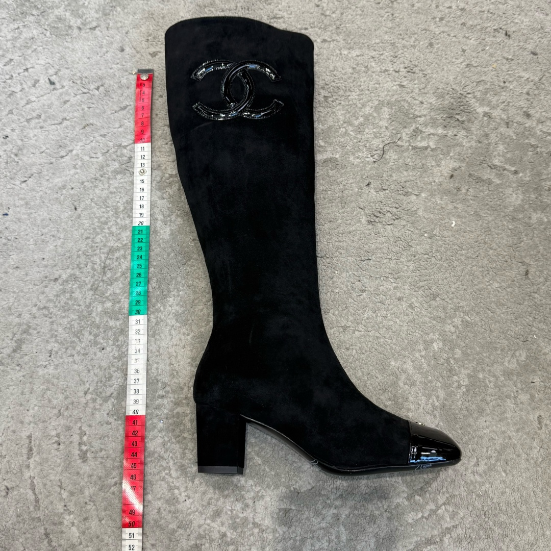 G238所得CHANE*｜小香新品 在米兰时尚的T台上 亮相便艳惊四座 成功晋升为潮流人士的梦中情靴 。 经典的双C标志
