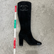 G238所得CHANE*|小香新品 在米兰时尚的T台上 亮相便艳惊四座 成功晋升为潮流人士的梦中情靴 。 经典的双C标志 G238所得CHANE*|小香新品 在米兰时尚的T台上 亮相便艳惊四座 成功晋升为潮流人士的梦中情靴 。 经典的双C标志
