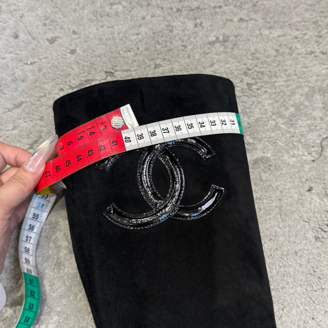 G238所得CHANE*｜小香新品 在米兰时尚的T台上 亮相便艳惊四座 成功晋升为潮流人士的梦中情靴 。 经典的双C标志