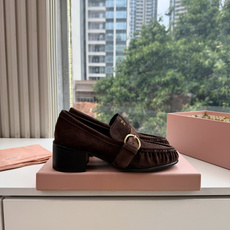 G879粗跟 Miu Miu 26/秋季新款 褶皱金属扣 粗跟/平底乐福鞋 自带复古贵气氛围感的乐福单鞋,圆润鞋头搭配鞋 G879粗跟 Miu Miu 26/秋季新款 褶皱金属扣 粗跟/平底乐福鞋 自带复古贵气氛围感的乐福单鞋,圆润鞋头搭配鞋