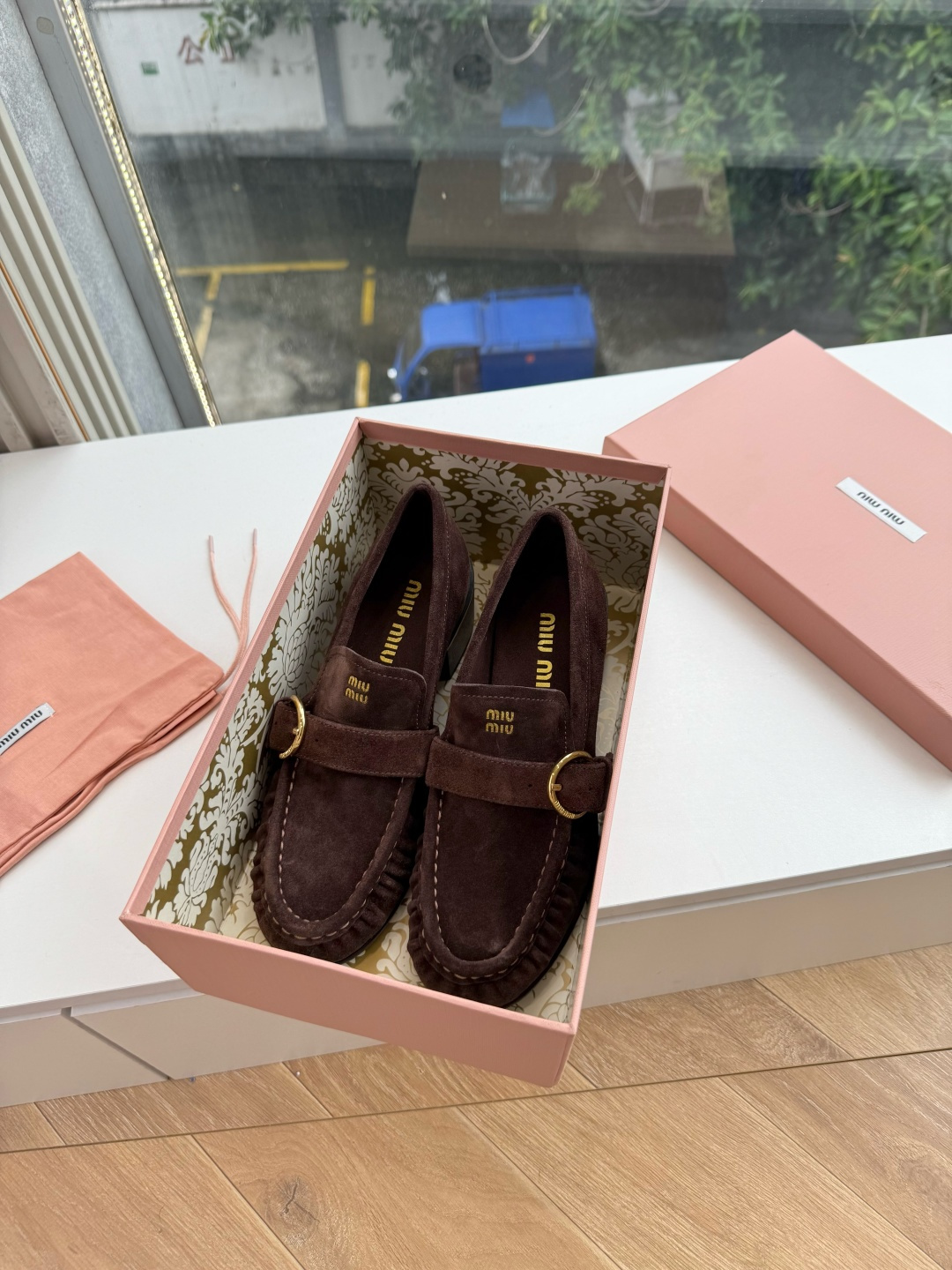 G879粗跟 Miu Miu 26/秋季新款 褶皱金属扣 粗跟/平底乐福鞋 自带复古贵气氛围感的乐福单鞋，圆润鞋头搭配鞋