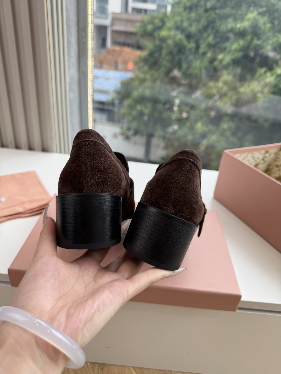 G879粗跟 Miu Miu 26/秋季新款 褶皱金属扣 粗跟/平底乐福鞋 自带复古贵气氛围感的乐福单鞋,圆润鞋头搭配鞋 G879粗跟 Miu Miu 26/秋季新款 褶皱金属扣 粗跟/平底乐福鞋 自带复古贵气氛围感的乐福单鞋,圆润鞋头搭配鞋
