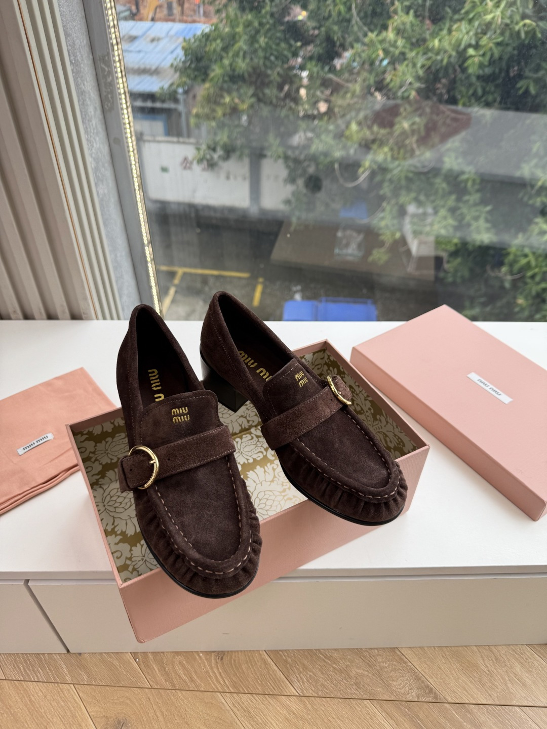 G879粗跟 Miu Miu 26/秋季新款 褶皱金属扣 粗跟/平底乐福鞋 自带复古贵气氛围感的乐福单鞋,圆润鞋头搭配鞋 G879粗跟 Miu Miu 26/秋季新款 褶皱金属扣 粗跟/平底乐福鞋 自带复古贵气氛围感的乐福单鞋,圆润鞋头搭配鞋