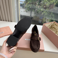G879粗跟 Miu Miu 26/秋季新款 褶皱金属扣 粗跟/平底乐福鞋 自带复古贵气氛围感的乐福单鞋,圆润鞋头搭配鞋 G879粗跟 Miu Miu 26/秋季新款 褶皱金属扣 粗跟/平底乐福鞋 自带复古贵气氛围感的乐福单鞋,圆润鞋头搭配鞋