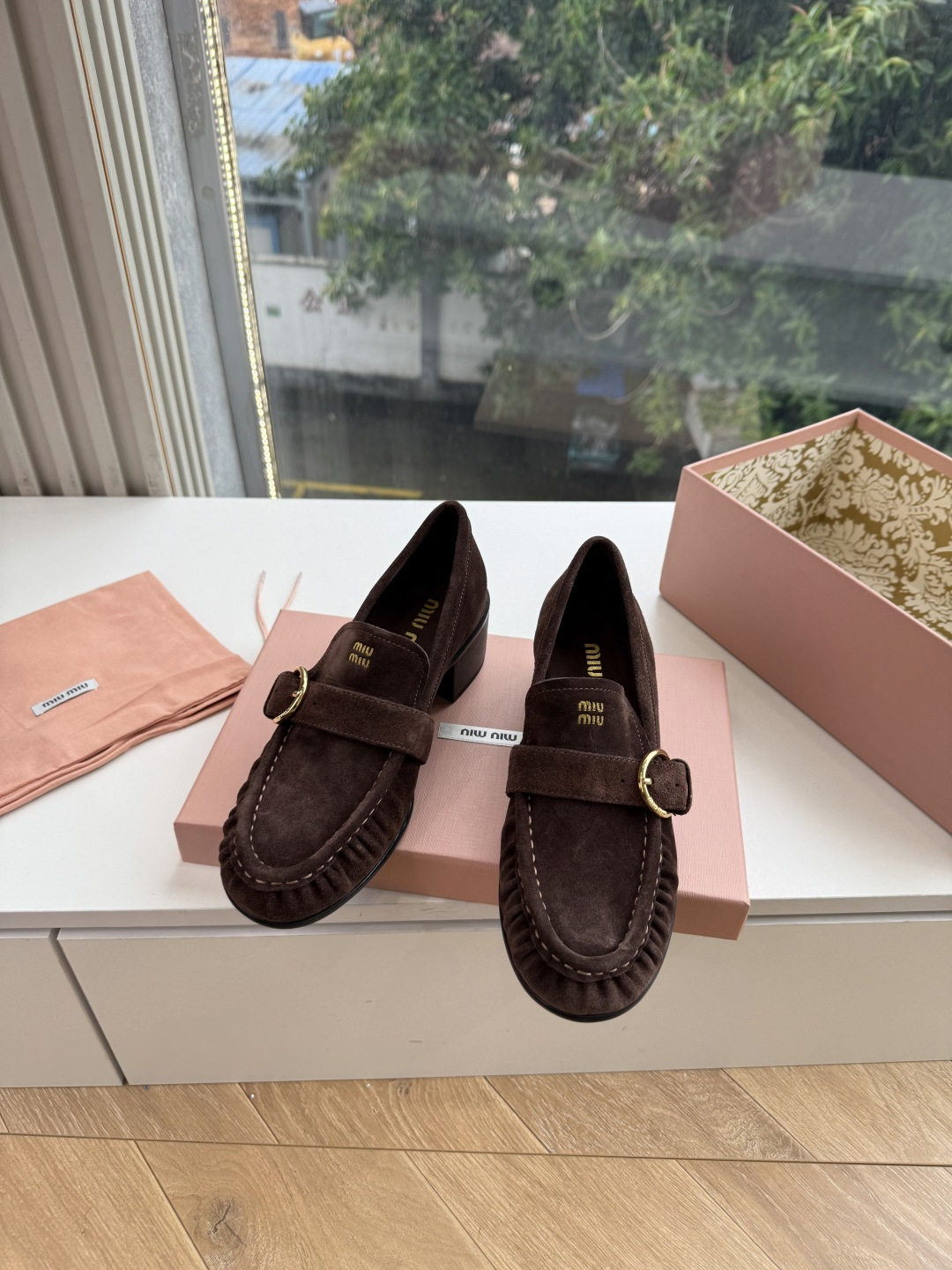 G879粗跟 Miu Miu 26/秋季新款 褶皱金属扣 粗跟/平底乐福鞋 自带复古贵气氛围感的乐福单鞋,圆润鞋头搭配鞋 G879粗跟 Miu Miu 26/秋季新款 褶皱金属扣 粗跟/平底乐福鞋 自带复古贵气氛围感的乐福单鞋,圆润鞋头搭配鞋