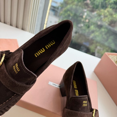 G879粗跟 Miu Miu 26/秋季新款 褶皱金属扣 粗跟/平底乐福鞋 自带复古贵气氛围感的乐福单鞋,圆润鞋头搭配鞋 G879粗跟 Miu Miu 26/秋季新款 褶皱金属扣 粗跟/平底乐福鞋 自带复古贵气氛围感的乐福单鞋,圆润鞋头搭配鞋
