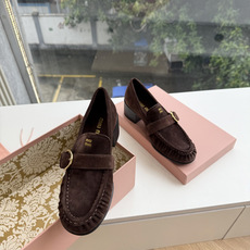 G879粗跟 Miu Miu 26/秋季新款 褶皱金属扣 粗跟/平底乐福鞋 自带复古贵气氛围感的乐福单鞋,圆润鞋头搭配鞋 G879粗跟 Miu Miu 26/秋季新款 褶皱金属扣 粗跟/平底乐福鞋 自带复古贵气氛围感的乐福单鞋,圆润鞋头搭配鞋