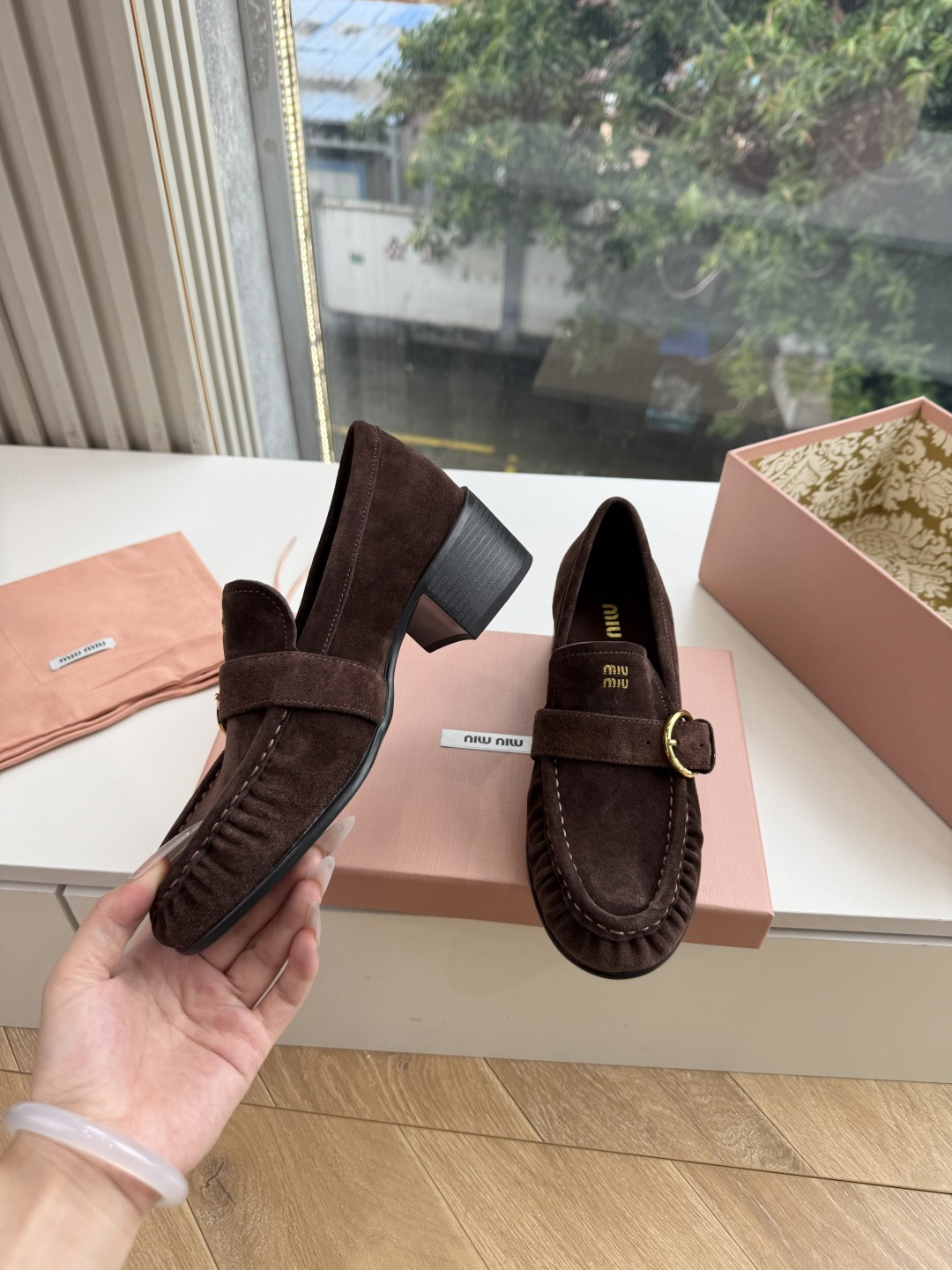 G879粗跟 Miu Miu 26/秋季新款 褶皱金属扣 粗跟/平底乐福鞋 自带复古贵气氛围感的乐福单鞋,圆润鞋头搭配鞋 G879粗跟 Miu Miu 26/秋季新款 褶皱金属扣 粗跟/平底乐福鞋 自带复古贵气氛围感的乐福单鞋,圆润鞋头搭配鞋