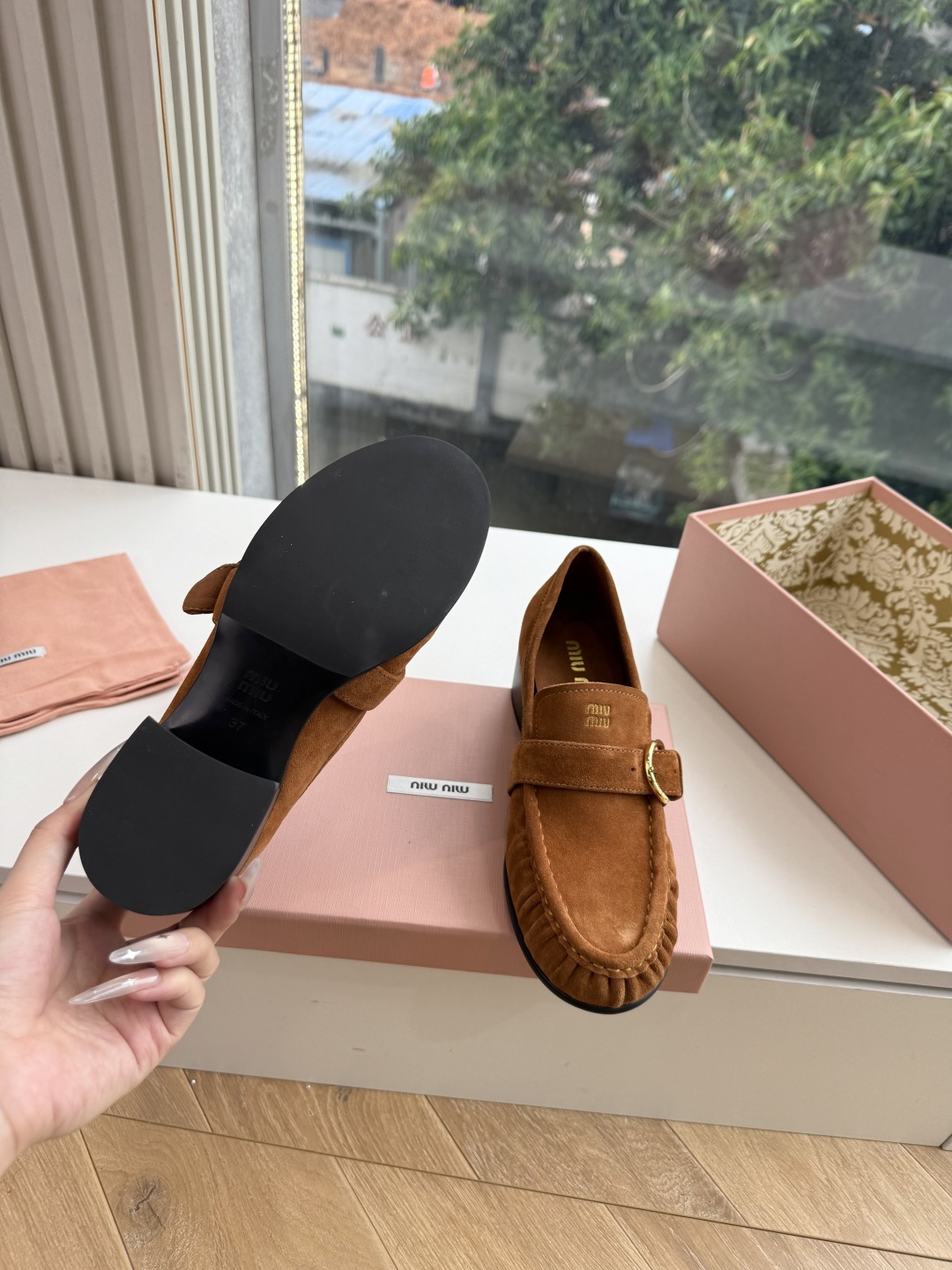 G879粗跟 Miu Miu 26/秋季新款 褶皱金属扣 粗跟/平底乐福鞋 自带复古贵气氛围感的乐福单鞋，圆润鞋头搭配鞋