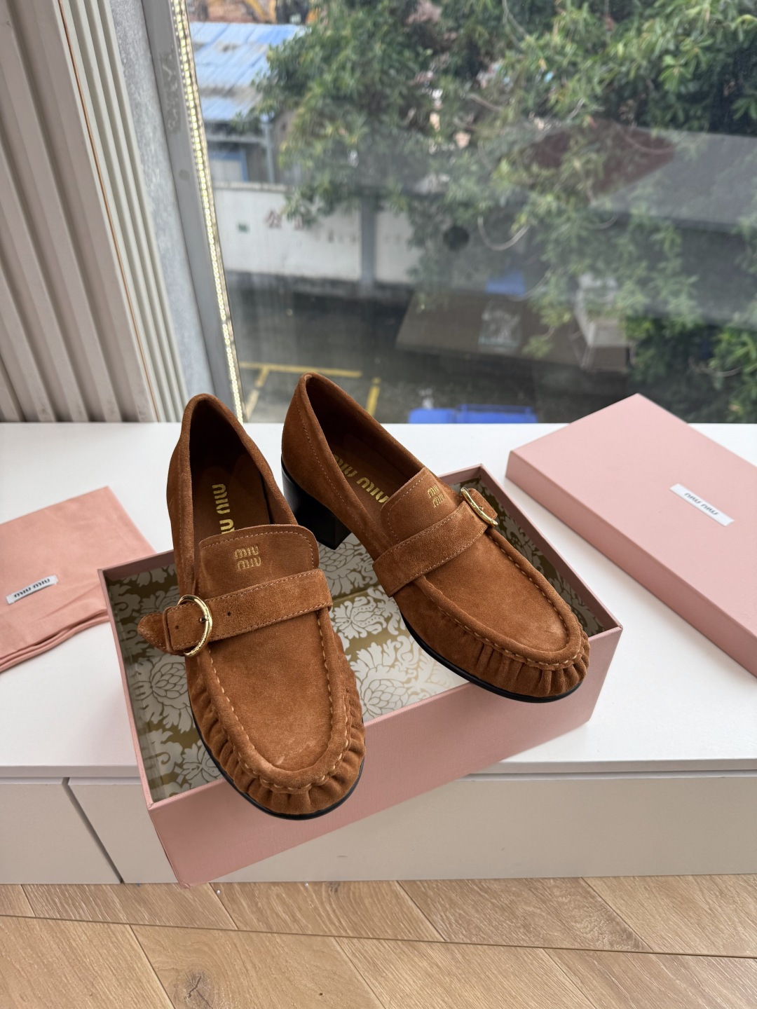 G879粗跟 Miu Miu 26/秋季新款 褶皱金属扣 粗跟/平底乐福鞋 自带复古贵气氛围感的乐福单鞋，圆润鞋头搭配鞋