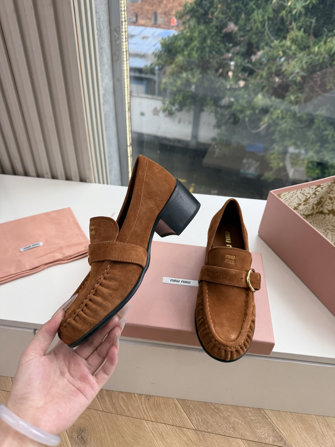 G879粗跟 Miu Miu 26/秋季新款 褶皱金属扣 粗跟/平底乐福鞋 自带复古贵气氛围感的乐福单鞋，圆润鞋头搭配鞋