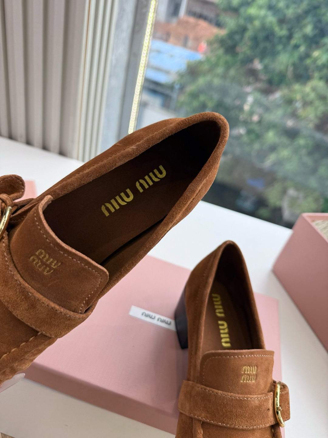 G879粗跟 Miu Miu 26/秋季新款 褶皱金属扣 粗跟/平底乐福鞋 自带复古贵气氛围感的乐福单鞋，圆润鞋头搭配鞋