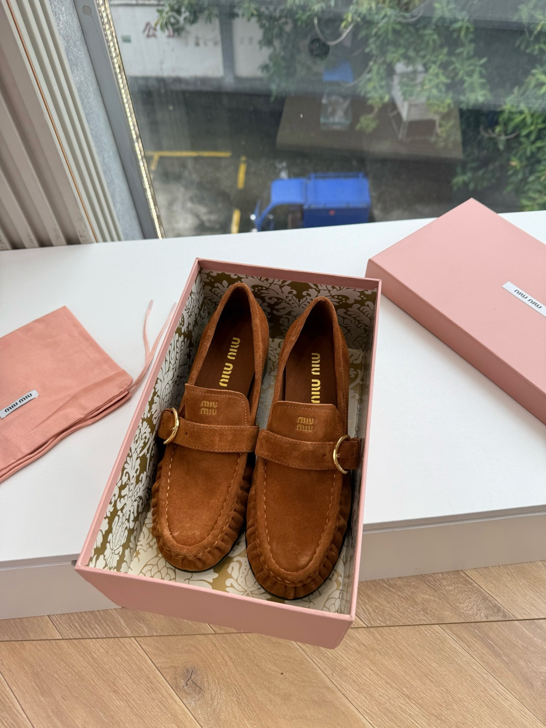G879粗跟 Miu Miu 26/秋季新款 褶皱金属扣 粗跟/平底乐福鞋 自带复古贵气氛围感的乐福单鞋，圆润鞋头搭配鞋