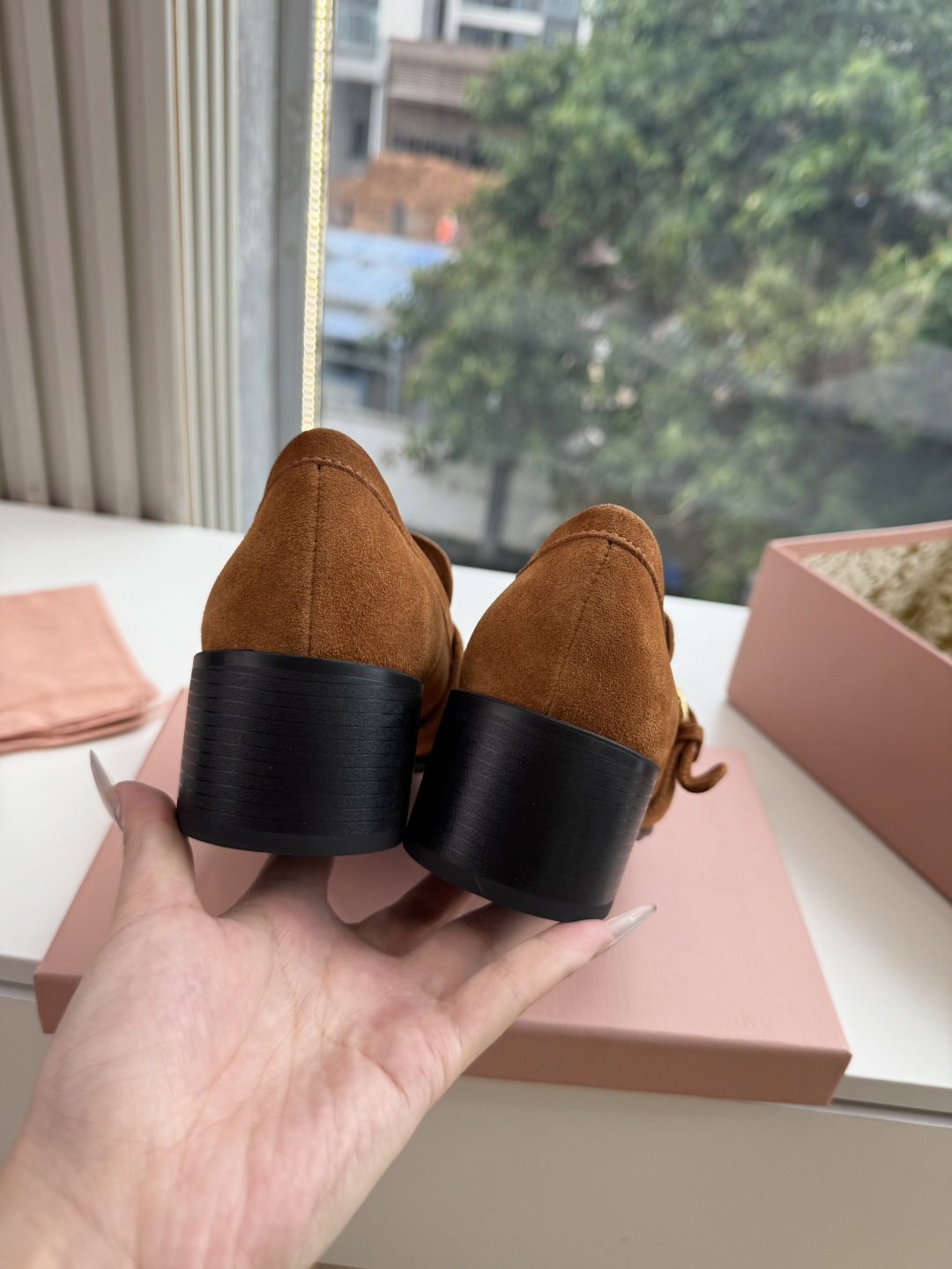 G879粗跟 Miu Miu 26/秋季新款 褶皱金属扣 粗跟/平底乐福鞋 自带复古贵气氛围感的乐福单鞋，圆润鞋头搭配鞋
