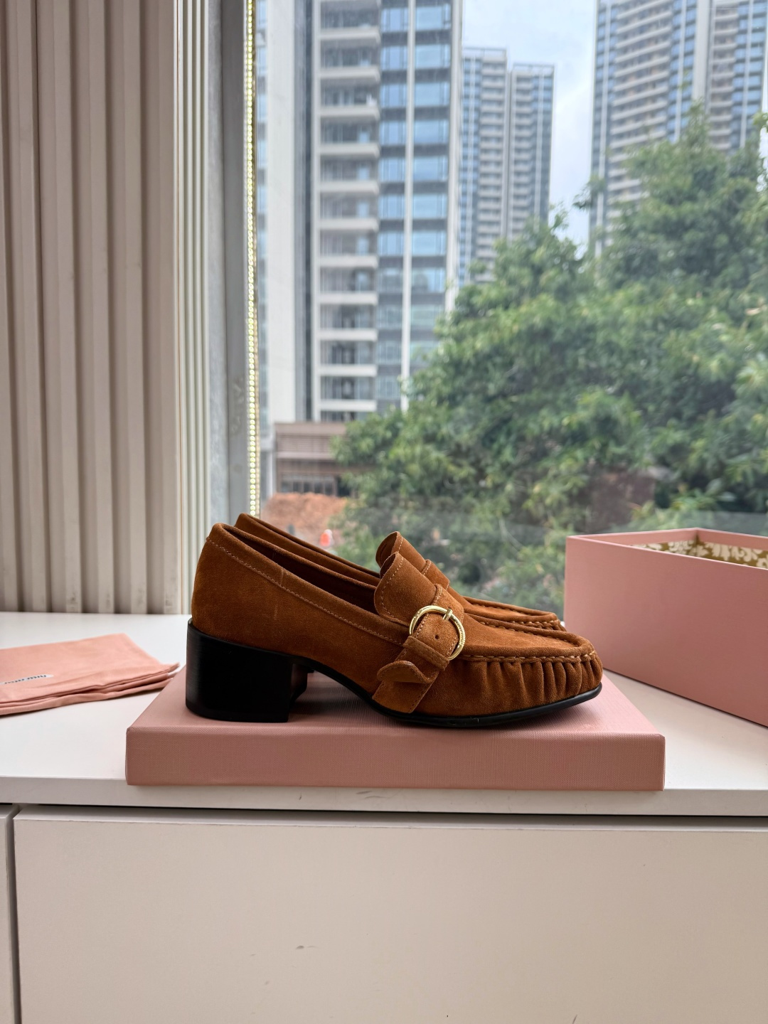 G879粗跟 Miu Miu 26/秋季新款 褶皱金属扣 粗跟/平底乐福鞋 自带复古贵气氛围感的乐福单鞋，圆润鞋头搭配鞋