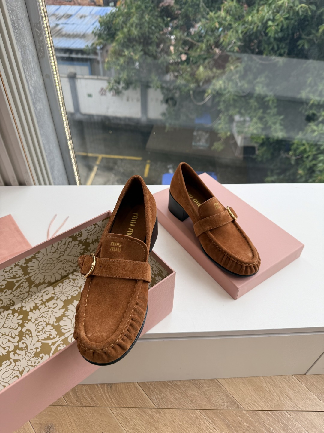 G879粗跟 Miu Miu 26/秋季新款 褶皱金属扣 粗跟/平底乐福鞋 自带复古贵气氛围感的乐福单鞋，圆润鞋头搭配鞋