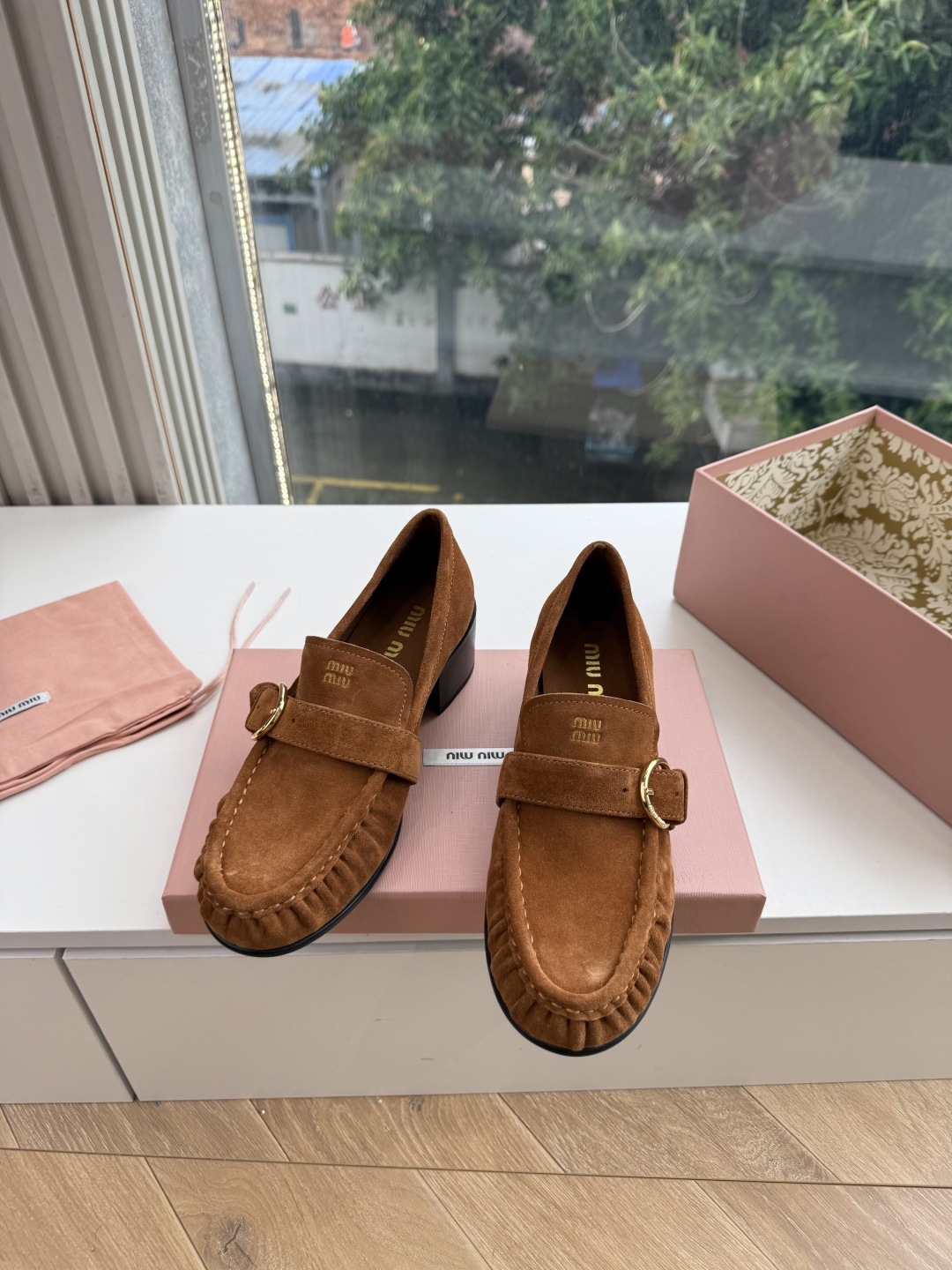 G879粗跟 Miu Miu 26/秋季新款 褶皱金属扣 粗跟/平底乐福鞋 自带复古贵气氛围感的乐福单鞋，圆润鞋头搭配鞋