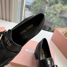 G879粗跟 Miu Miu 26/秋季新款 褶皱金属扣 粗跟/平底乐福鞋 自带复古贵气氛围感的乐福单鞋,圆润鞋头搭配鞋 G879粗跟 Miu Miu 26/秋季新款 褶皱金属扣 粗跟/平底乐福鞋 自带复古贵气氛围感的乐福单鞋,圆润鞋头搭配鞋