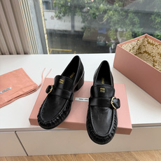 G879粗跟 Miu Miu 26/秋季新款 褶皱金属扣 粗跟/平底乐福鞋 自带复古贵气氛围感的乐福单鞋,圆润鞋头搭配鞋 G879粗跟 Miu Miu 26/秋季新款 褶皱金属扣 粗跟/平底乐福鞋 自带复古贵气氛围感的乐福单鞋,圆润鞋头搭配鞋
