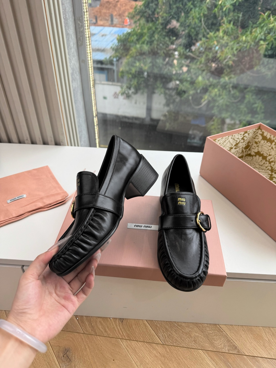 G879粗跟 Miu Miu 26/秋季新款 褶皱金属扣 粗跟/平底乐福鞋 自带复古贵气氛围感的乐福单鞋,圆润鞋头搭配鞋 G879粗跟 Miu Miu 26/秋季新款 褶皱金属扣 粗跟/平底乐福鞋 自带复古贵气氛围感的乐福单鞋,圆润鞋头搭配鞋