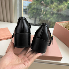 G879粗跟 Miu Miu 26/秋季新款 褶皱金属扣 粗跟/平底乐福鞋 自带复古贵气氛围感的乐福单鞋,圆润鞋头搭配鞋 G879粗跟 Miu Miu 26/秋季新款 褶皱金属扣 粗跟/平底乐福鞋 自带复古贵气氛围感的乐福单鞋,圆润鞋头搭配鞋