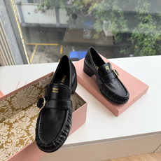 G879粗跟 Miu Miu 26/秋季新款 褶皱金属扣 粗跟/平底乐福鞋 自带复古贵气氛围感的乐福单鞋,圆润鞋头搭配鞋 G879粗跟 Miu Miu 26/秋季新款 褶皱金属扣 粗跟/平底乐福鞋 自带复古贵气氛围感的乐福单鞋,圆润鞋头搭配鞋