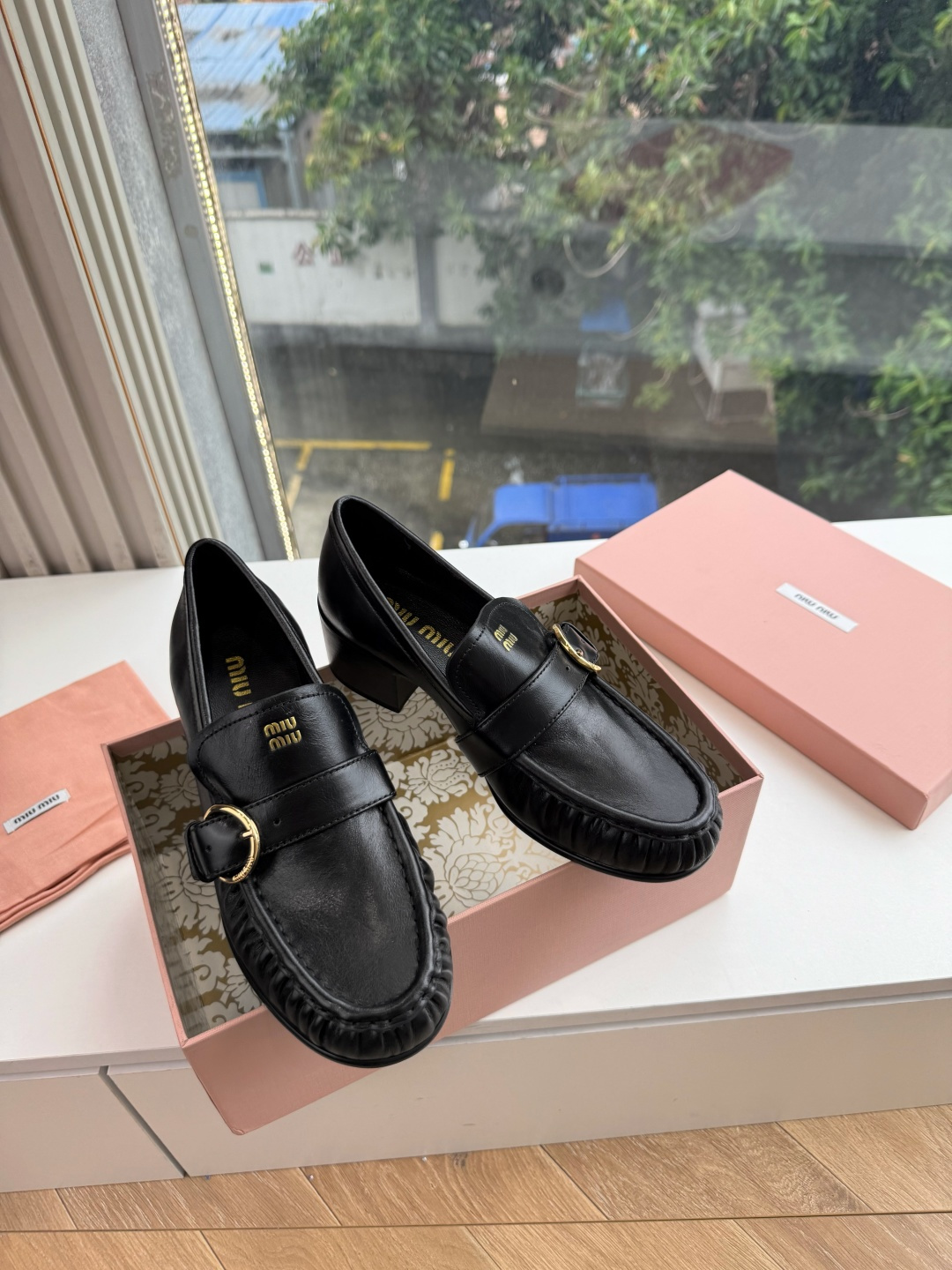 G879粗跟 Miu Miu 26/秋季新款 褶皱金属扣 粗跟/平底乐福鞋 自带复古贵气氛围感的乐福单鞋,圆润鞋头搭配鞋 G879粗跟 Miu Miu 26/秋季新款 褶皱金属扣 粗跟/平底乐福鞋 自带复古贵气氛围感的乐福单鞋,圆润鞋头搭配鞋