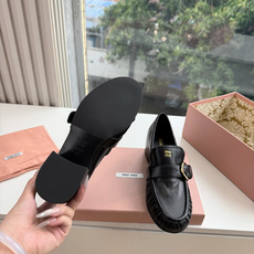 G879粗跟 Miu Miu 26/秋季新款 褶皱金属扣 粗跟/平底乐福鞋 自带复古贵气氛围感的乐福单鞋,圆润鞋头搭配鞋 G879粗跟 Miu Miu 26/秋季新款 褶皱金属扣 粗跟/平底乐福鞋 自带复古贵气氛围感的乐福单鞋,圆润鞋头搭配鞋