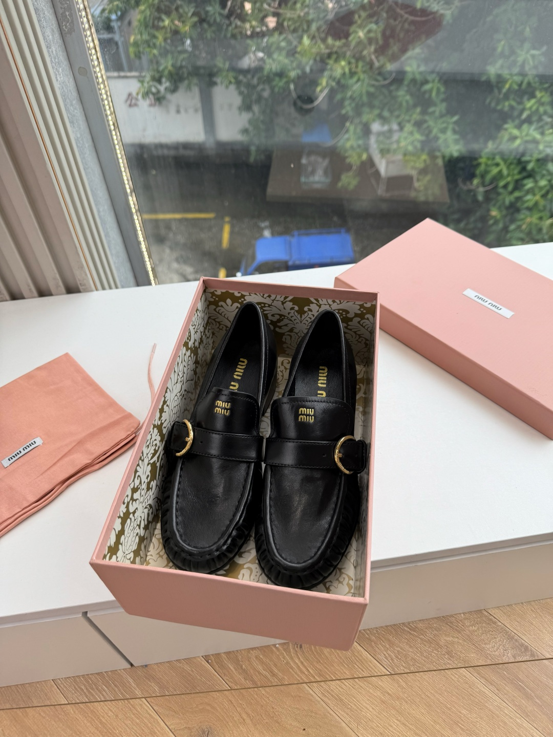 G879粗跟 Miu Miu 26/秋季新款 褶皱金属扣 粗跟/平底乐福鞋 自带复古贵气氛围感的乐福单鞋，圆润鞋头搭配鞋