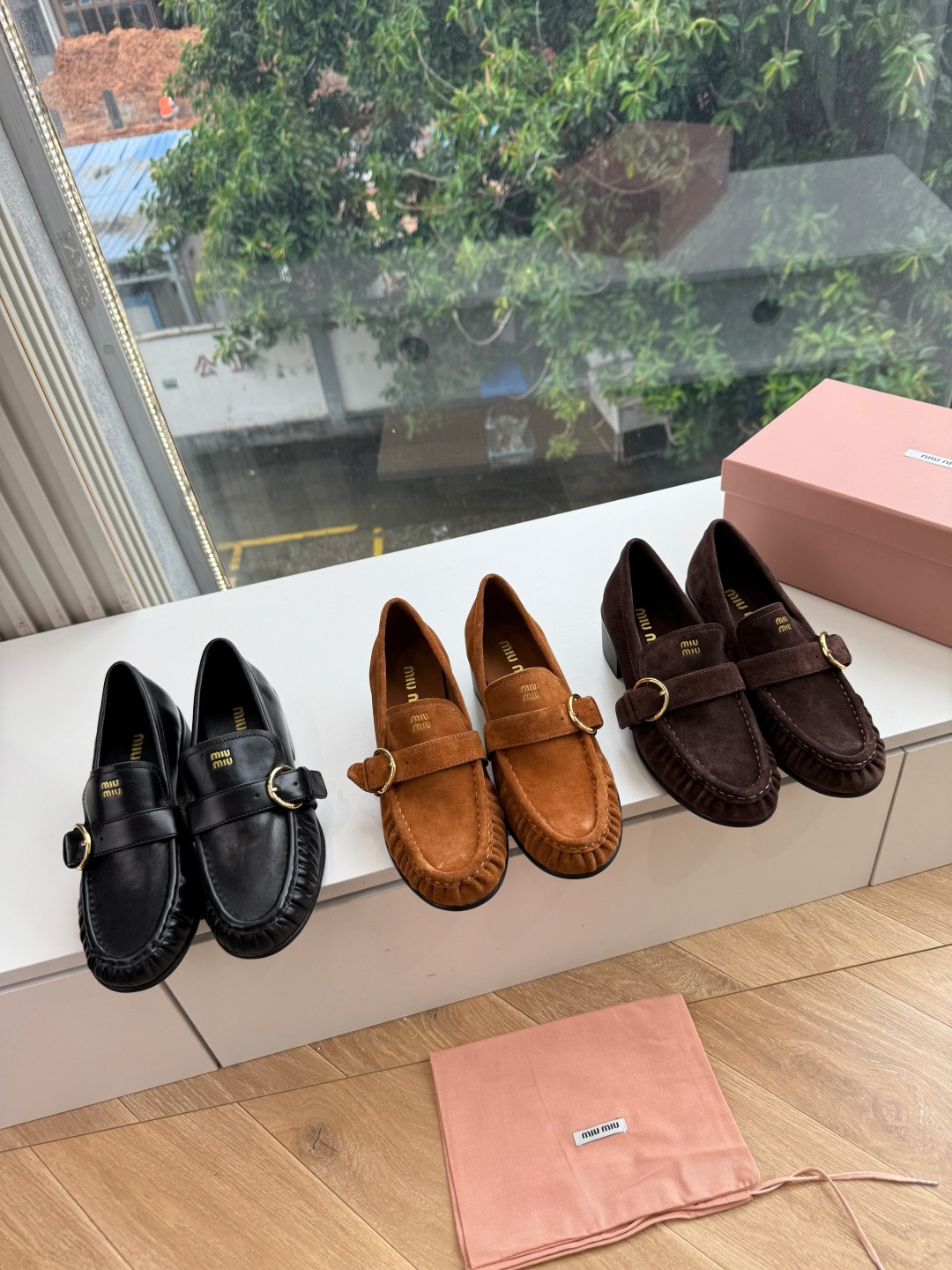 G879粗跟 Miu Miu 26/秋季新款 褶皱金属扣 粗跟/平底乐福鞋 自带复古贵气氛围感的乐福单鞋，圆润鞋头搭配鞋