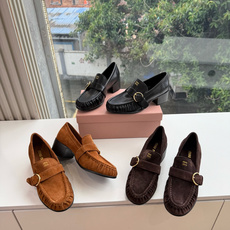 G879粗跟 Miu Miu 26/秋季新款 褶皱金属扣 粗跟/平底乐福鞋 自带复古贵气氛围感的乐福单鞋,圆润鞋头搭配鞋 G879粗跟 Miu Miu 26/秋季新款 褶皱金属扣 粗跟/平底乐福鞋 自带复古贵气氛围感的乐福单鞋,圆润鞋头搭配鞋