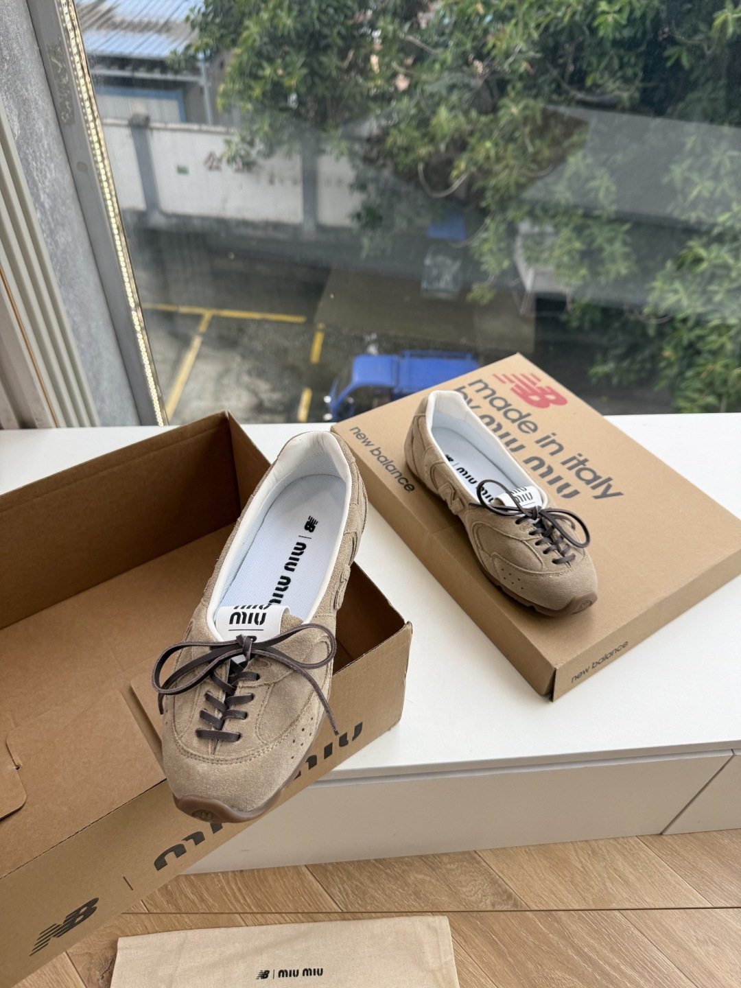 G261出货快新款擦色乐福鞋 自带复古贵气氛围感的乐福单鞋，圆润鞋头搭配鞋身褶皱设计，复古金属圆环搭扣点缀鞋面，精致标识