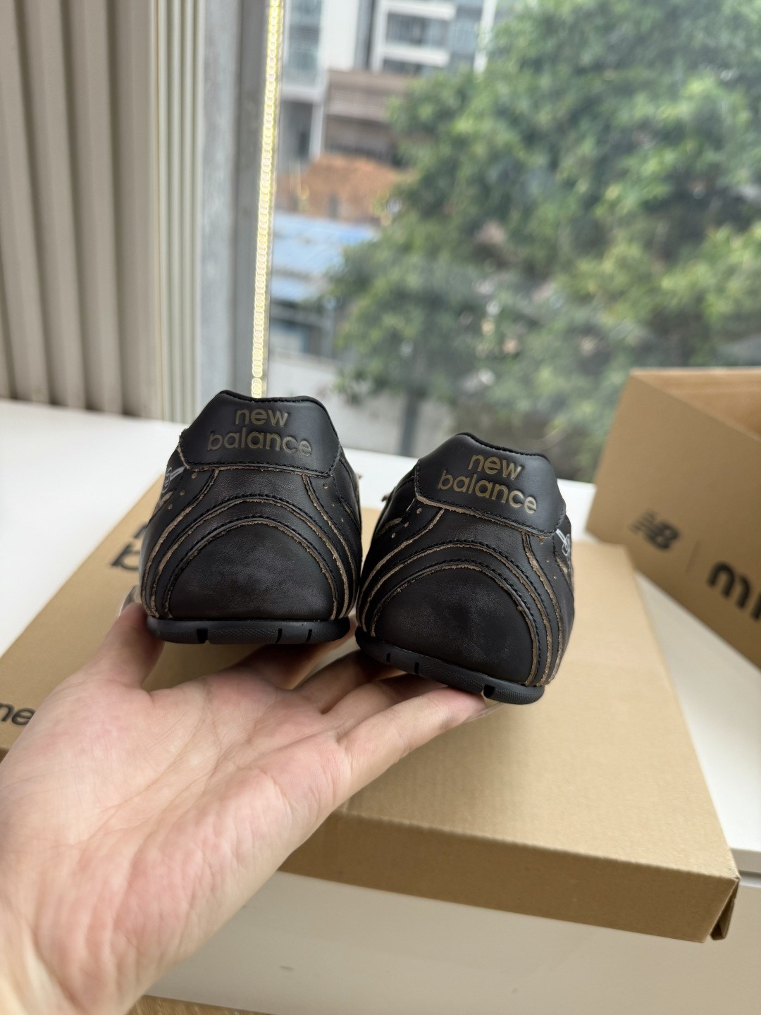 G261出货快新款擦色乐福鞋 自带复古贵气氛围感的乐福单鞋，圆润鞋头搭配鞋身褶皱设计，复古金属圆环搭扣点缀鞋面，精致标识