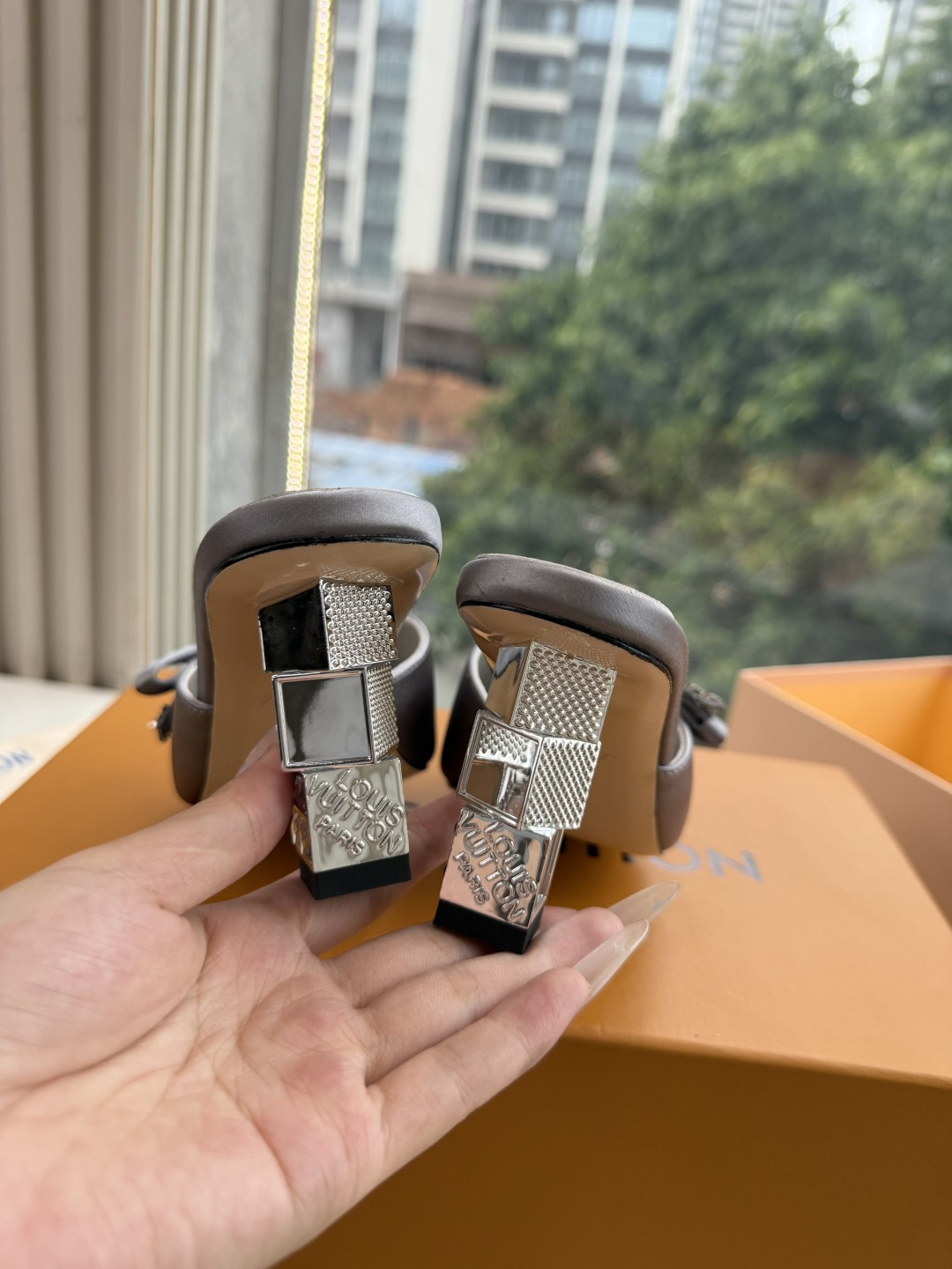 G171LV | 路易威登 2026新款 顶级版原版一致 专柜主打最新款 LV lsola Comfort镂空搭扣平底拖