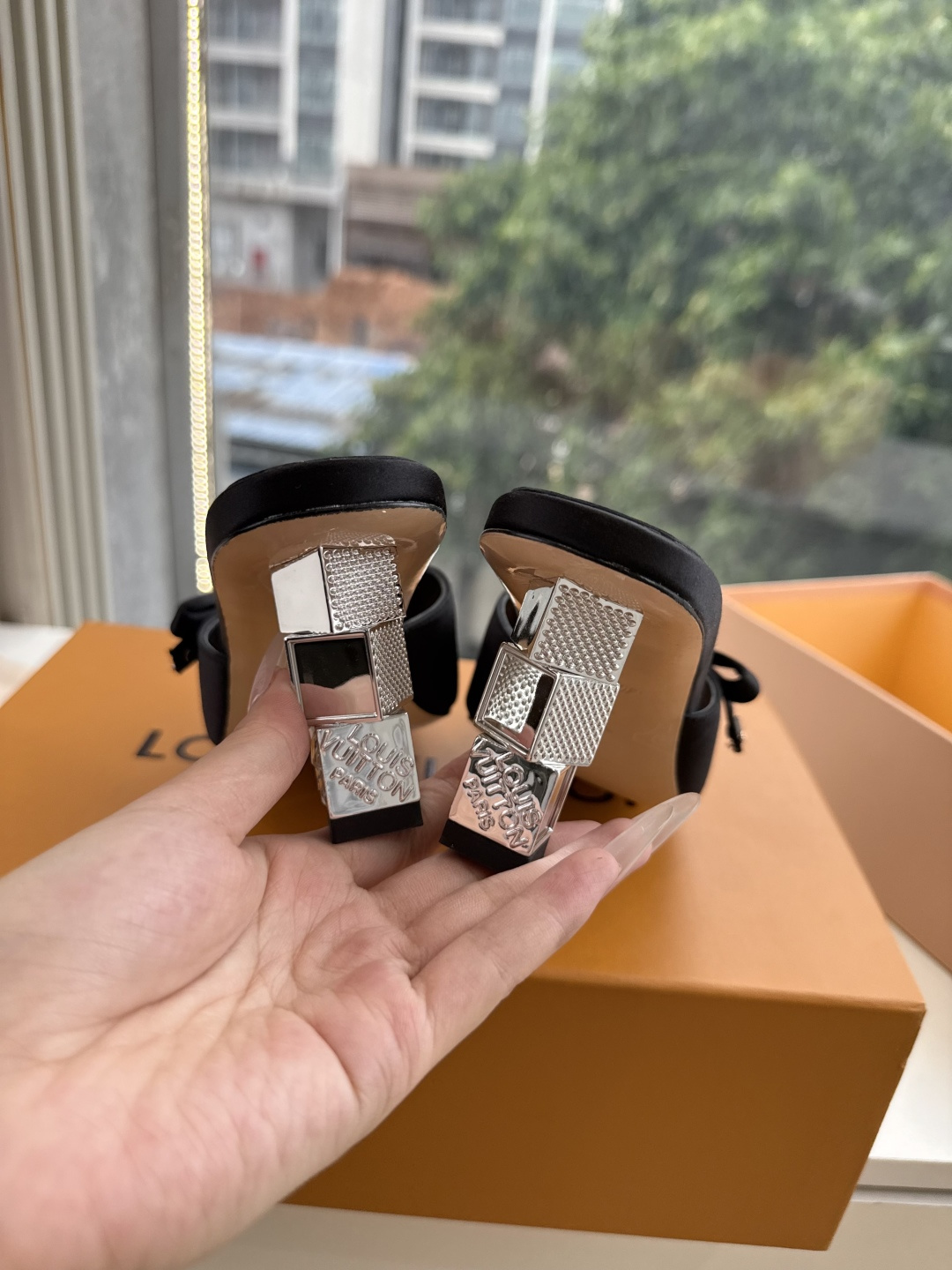 G171LV | 路易威登 2026新款 顶级版原版一致 专柜主打最新款 LV lsola Comfort镂空搭扣平底拖 G171LV | 路易威登 2026新款 顶级版原版一致 专柜主打最新款 LV lsola Comfort镂空搭扣平底拖